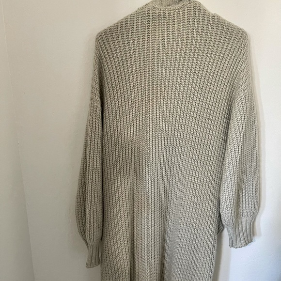 SELLING NEVER WORN CARDIGAN ONE SIZE WITH TAGS ON! - Picture 2 of 2